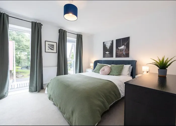Elegance Retreat - 2 Bed Holiday Home With Parking Manchester